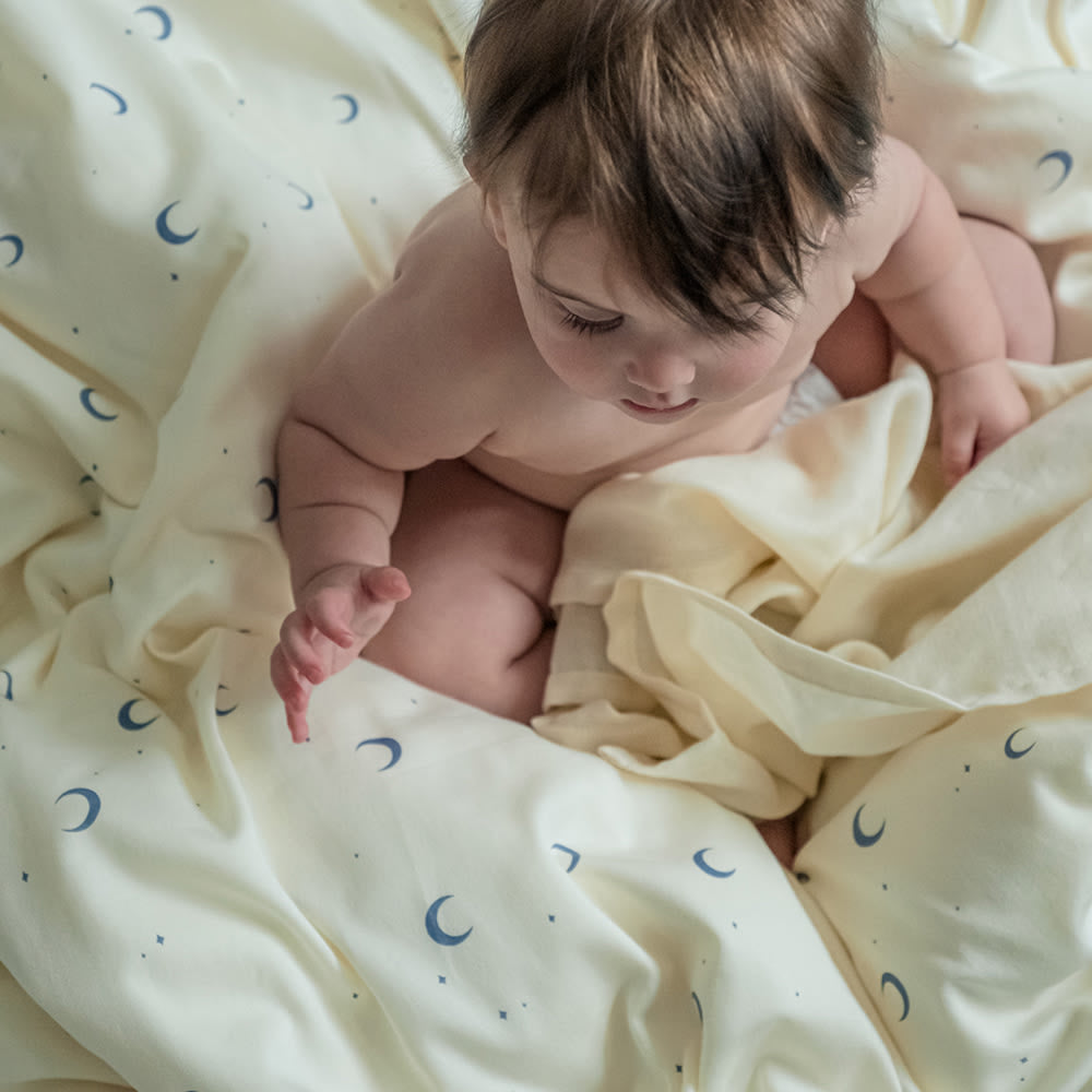That's Mine Levi sengetøj - Calm moon blue - 100% Organic cotton Buy Sovetid||Sengetøj||Summer Sale||Alle||Udsalg - Sovetid||alt minus sløjfe||Online exclusive here.