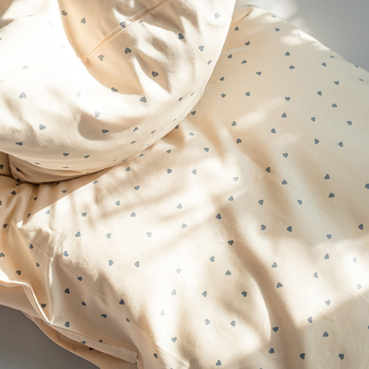 That's Mine Levi sengetøj - Love dust blue - 100% Organic cotton Buy Sovetid||Sengetøj||Summer Sale||Alle||Udsalg - Sovetid||alt minus sløjfe||Online exclusive here.