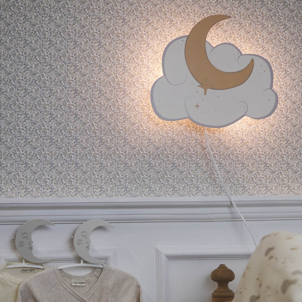 That's Mine Willi væglampe - Moon and cloud - 100% Wood Buy Bolig & udstyr||Børneværelset||Lamper||Alle||Favoritter||personale||Influencer choice||Gaver mellem 200 - 499 kr.||alt minus sløjfe||NOOS||mette-sale here.