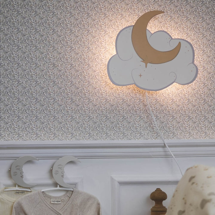 That's Mine Willi væglampe - Moon and cloud - 100% Wood Buy Bolig & udstyr||Børneværelset||Lamper||Alle||Favoritter||personale||Influencer choice||Gaver mellem 200 - 499 kr.||alt minus sløjfe||NOOS||mette-sale here.