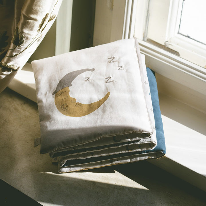 That's Mine Kimmey bog - Air balloon and bear - 100% Organic cotton Buy Legetid||Babylegetøj||Legetøj||Alle||Favoritter||personale||Influencer choice||Gaver mellem 200 - 499 kr.||alt minus sløjfe||NOOS||Püskebundle||mette-sale here.