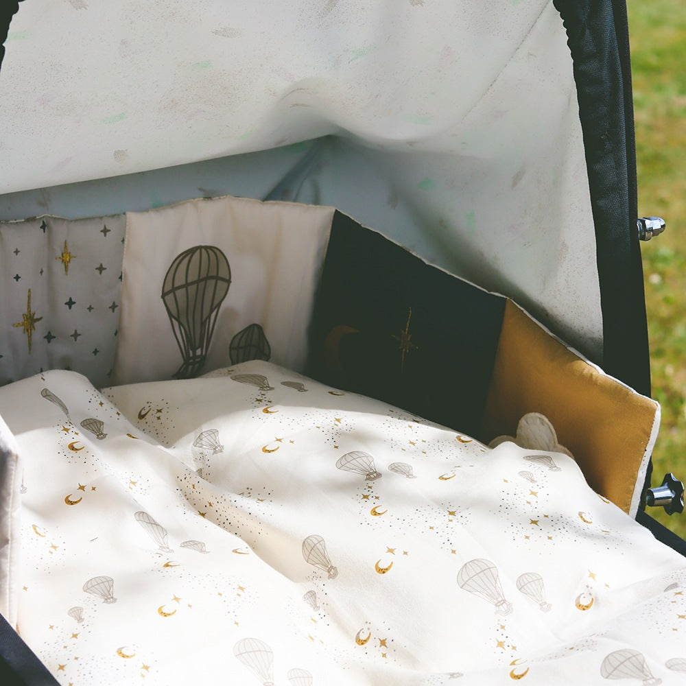 That's Mine Kimmey bog - Air balloon and bear - 100% Organic cotton Buy Legetid||Babylegetøj||Legetøj||Alle||Favoritter||personale||Influencer choice||Gaver mellem 200 - 499 kr.||alt minus sløjfe||NOOS||Püskebundle||mette-sale here.