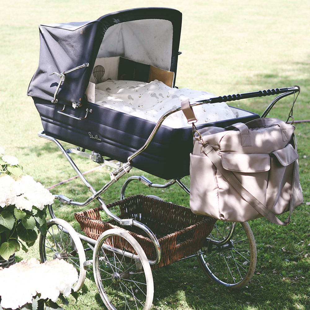 That's Mine Kimmey bog - Air balloon and bear - 100% Organic cotton Buy Legetid||Babylegetøj||Legetøj||Alle||Favoritter||personale||Influencer choice||Gaver mellem 200 - 499 kr.||alt minus sløjfe||NOOS||Püskebundle||mette-sale here.