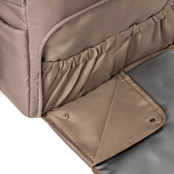 That's Mine Benne pusletaske - Earth brown - Outer: 100% Recycled polyester Lining: 100% Polyester Buy Amning & pusletid||Pusle||Pusletasker||Favoritter||personale||NOOS||Del dine øjeblikke||Rejseklar here.