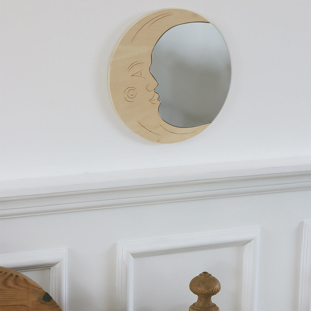 That's Mine Luna spejl - Moon - 83% Linden plywood, 15% Acrylic, 2% Galvanized iron Buy Bolig & udstyr||Børneværelset||Alle||Favoritter||personale||Influencer choice||Spejle||Gaver under 200 kr.||alt minus sløjfe||NOOS||mette-sale here.
