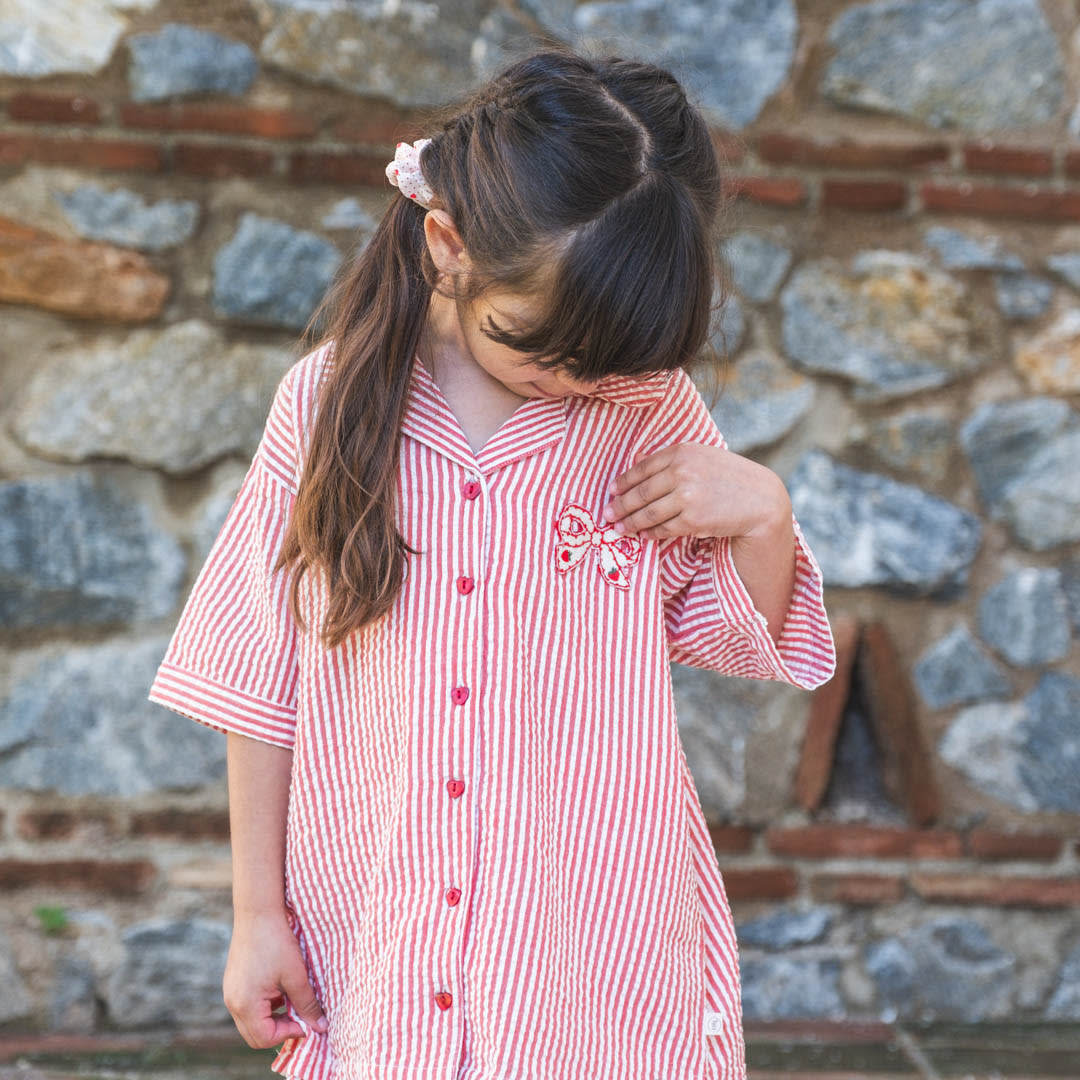 That's Mine Ino skjorte - Red stripe - 100% Organic cotton Buy Tøj||Overdele||Skjorter||Udsalg||Alle||Udsalg - tøj||Forår og sommer 2025||alt minus sløjfe||New in for the girls||New in for the little ones||Rejseklar||Udsalg - Forår & sommer '25||Summer Bundle||mette-sale here.