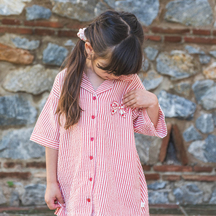 That's Mine Ino skjorte - Red stripe - 100% Organic cotton Buy Tøj||Overdele||Skjorter||Udsalg||Alle||Udsalg - tøj||Forår og sommer 2025||alt minus sløjfe||New in for the girls||New in for the little ones||Rejseklar||Udsalg - Forår & sommer '25||Summer Bundle||mette-sale here.