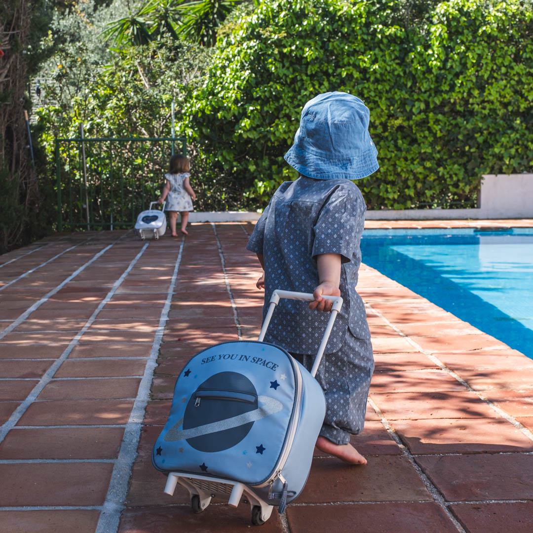 That's Mine Tris trolley taske - Blue - Outer Fabric: 100% Recycled polyester Lining: 100% Polyester Buy Bolig & udstyr||Udstyr||Alle||Favoritter||personale||alt minus sløjfe||NOOS||Tasker & kufferter||New in for the girls||New in for the boys||Rejseklar||mette-sale here.