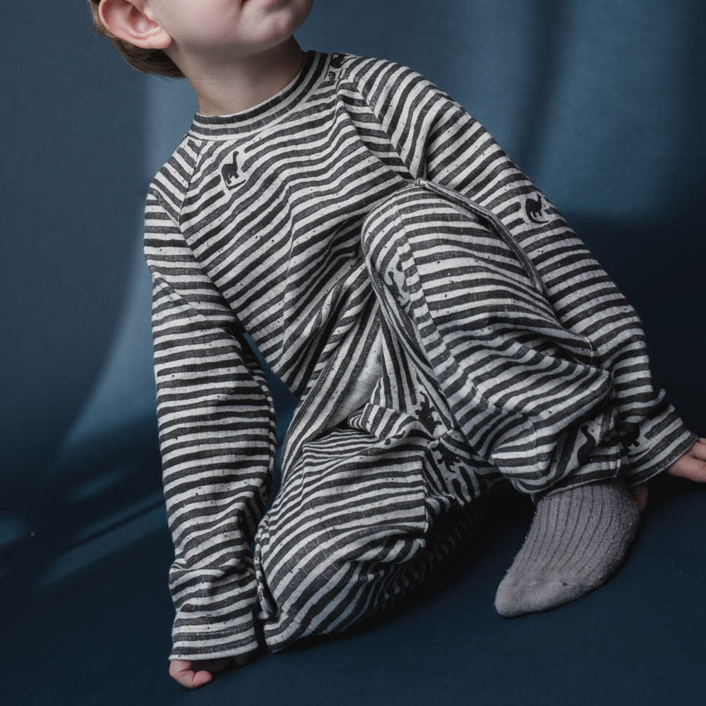 That's Mine Arthur pants - Mono dino stripe - 95% Organic cotton / 5% Elastane Buy Tøj||Bukser||Bukser & shorts||Alle||personale||Efterår & vinter 2025||alt minus sløjfe||mette-sale||Dinosaurtøj & kostumer||Mono dino||drop 1 aw25 here.