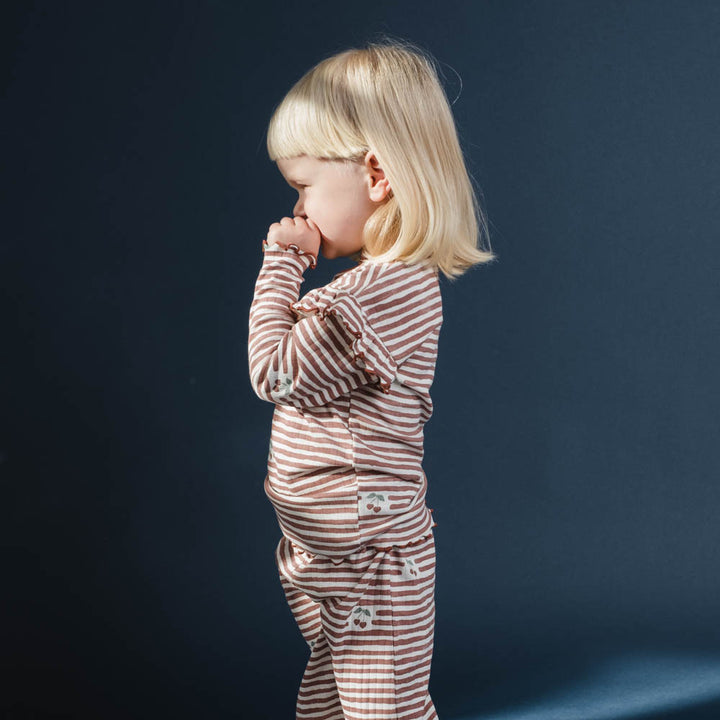 That's Mine Jamilla blouse - Love berry stripe - 95% Organic cotton / 5% Elastane Buy Tøj||Overdele||Bluser||Alle||personale||Efterår & vinter 2025||alt minus sløjfe||mette-sale||Love berry||drop 1 aw25 here.