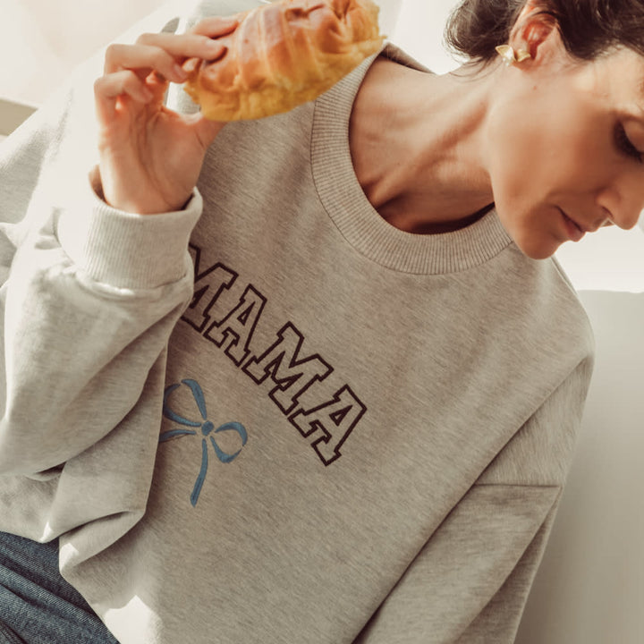 That's Mine Auguste sweatshirt - Mama - 100% cotton Buy Tøj||Overdele||Sweatshirts||Alle||personale||Efterür & vinter 2025||alt minus sløjfe||SweatsÌt||mette-sale||drop 1 aw25 here.