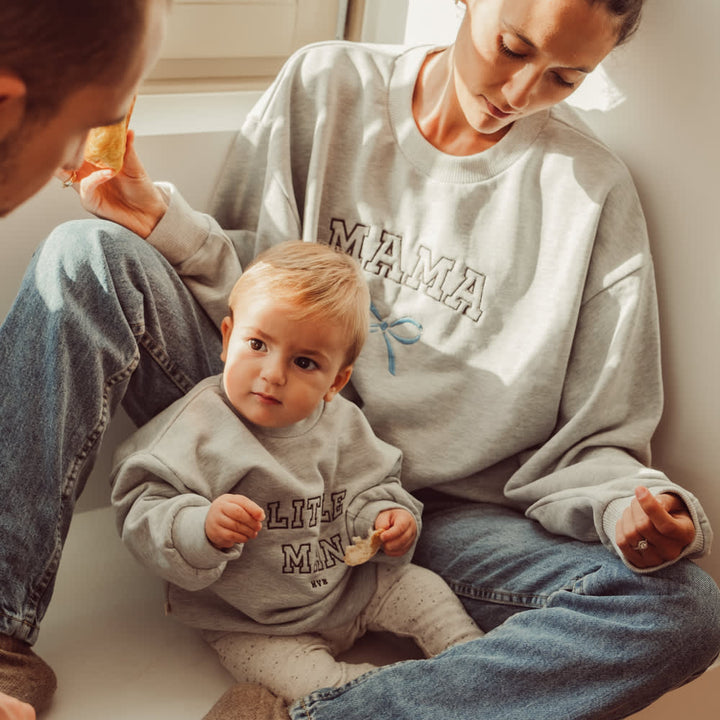 That's Mine Auguste sweatshirt - Mama - 100% cotton Buy Tøj||Overdele||Sweatshirts||Alle||personale||Efterür & vinter 2025||alt minus sløjfe||SweatsÌt||mette-sale||drop 1 aw25 here.