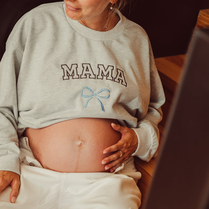 That's Mine Auguste sweatshirt - Mama - 100% cotton Buy Tøj||Overdele||Sweatshirts||Alle||personale||Efterür & vinter 2025||alt minus sløjfe||SweatsÌt||mette-sale||drop 1 aw25 here.