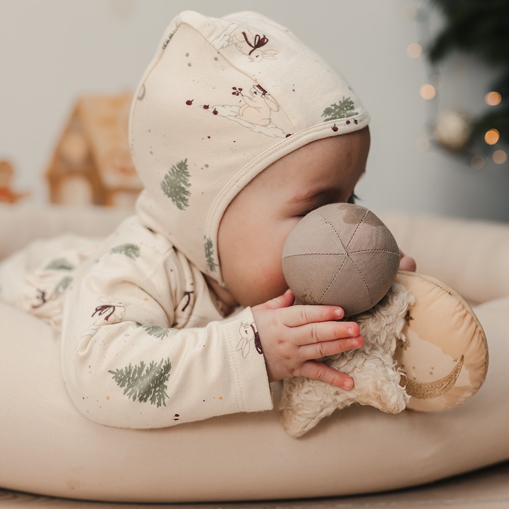 That's Mine Esme babyhjelm - Christmas bunny - 48% Organic cotton / 47% Modal / 5% Elastan Buy Tøj||Udsalg||Alle||Baby hjelme||Udsalg - tøj||alt minus sløjfe||5 for 399||mette-sale||Jul 2025 here.