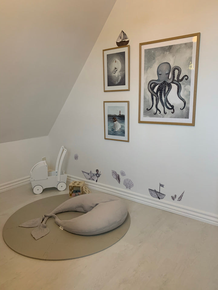 That's Mine Wallsticker Paperboat fairytale - White - 100% Textile foil Buy Bolig & udstyr||Børneværelset||Wallstickers||Udsalg||Alle||Wallsticker - bundle||Udsalg - bolig||alt minus sløjfe||Wallstickers - havet||mette-sale here.