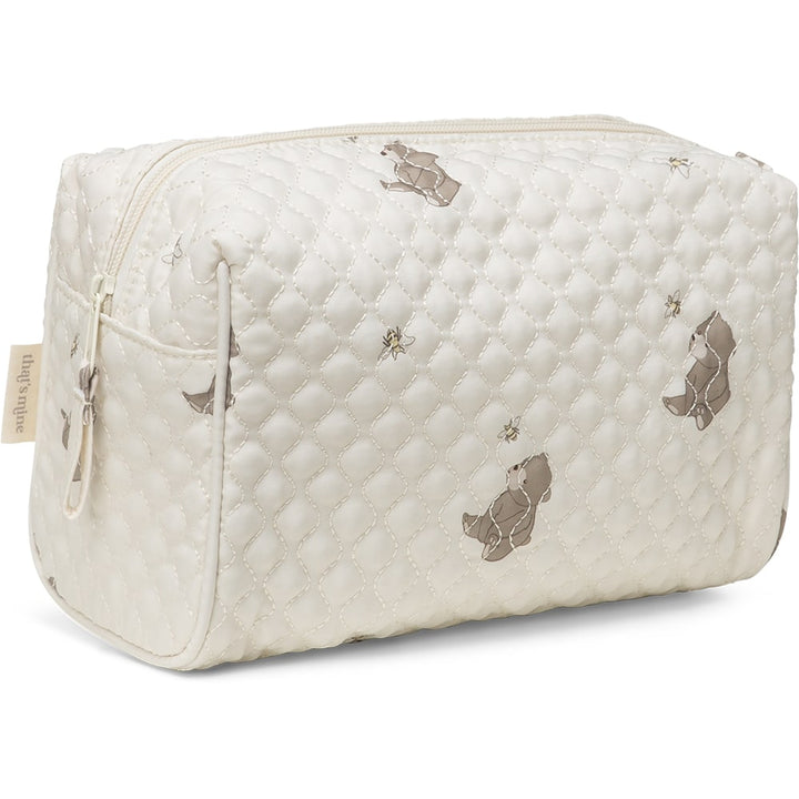 That's Mine Vigga toilet bag - Bees and bears - Outer: 100% Recycled polyester Lining: 100% Polyester Buy Amning & pusletid||Pusle||Toilettasker||Alle||Favoritter||personale||Bees and bears||AW24 - VIP adgang||EfterÄr 2024 here.