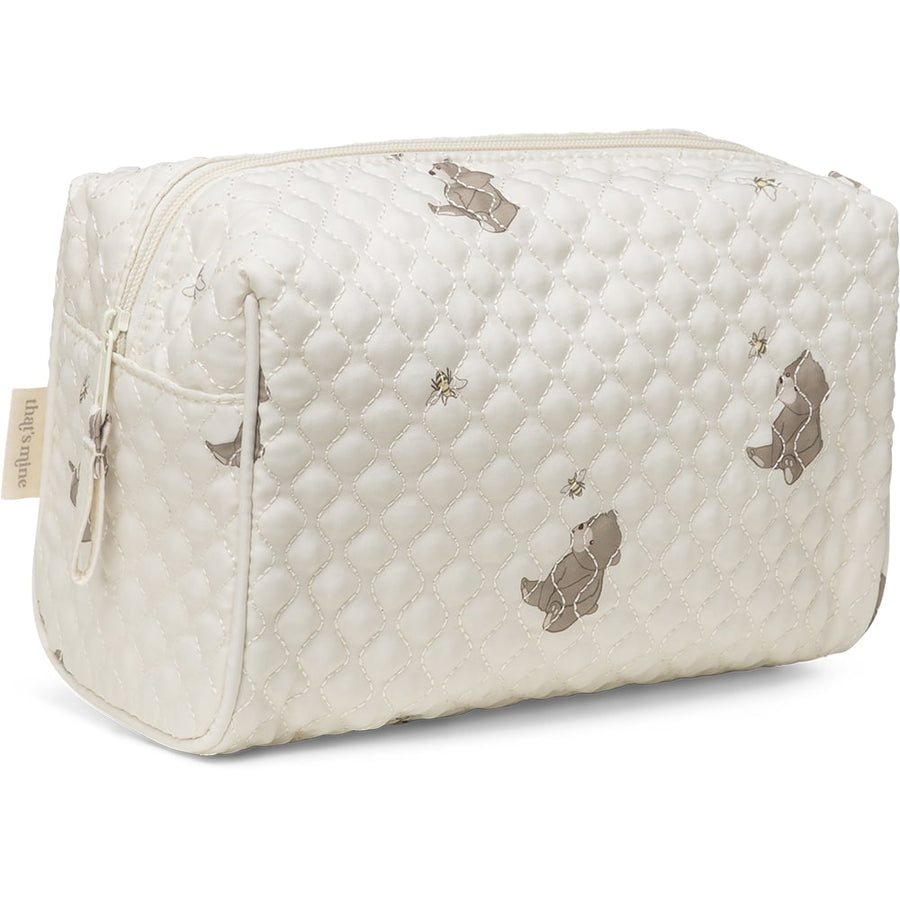 That's Mine Vigga toilet bag - Bees and bears - Outer: 100% Recycled polyester Lining: 100% Polyester Buy Amning & pusletid||Pusle||Toilettasker||Alle||Favoritter||personale||Bees and bears||AW24 - VIP adgang||EfterÄr 2024 here.