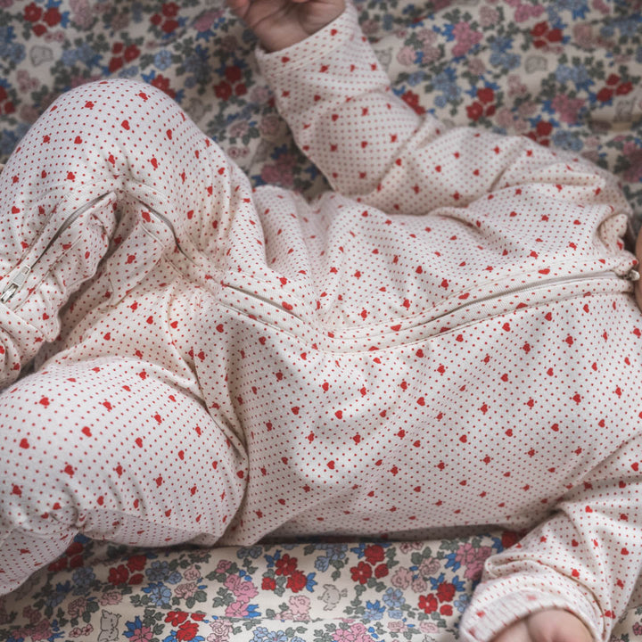 That's Mine Elliotte onesie - Lots of love red - 48% Organic cotton / 47% Modal / 5% Elastane Buy Tøj||Overdele||Onesies||Summer Sale||Alle||Basics||Udsalg - tøj||Forår og sommer 2025||alt minus sløjfe||Spring25||Lots of love red||Udsalg - Forår & sommer '25||Summer Bundle||mette-sale here.