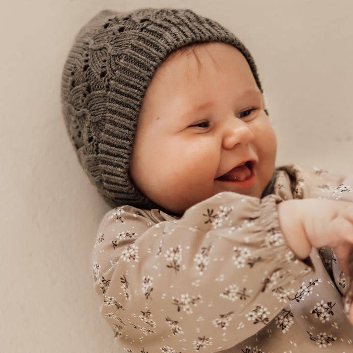 That's Mine Bonnette strikket pointelle hjelm - Earth brown melange - 100% Organic cotton Buy Tøj||Overdele||Strik||Summer Sale||Alle||Tøjbundle||Udsalg - tøj||alt minus sløjfe||5 for 399||Brown melange||mette-sale here.
