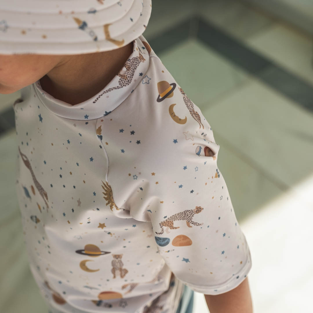 That's Mine Sami UV bade t-shirt - Leo espace - 85% Recycle polyester / 15% Elastane Buy Tøj||Badetøj||Udsalg||Alle||Udsalg - tøj||Forår og sommer 2025||alt minus sløjfe||Spring25||New in for the boys||Leo Espace||Udsalg - Forår & sommer '25||Udsalg - badetøj||Summer Bundle||mette-sale here.