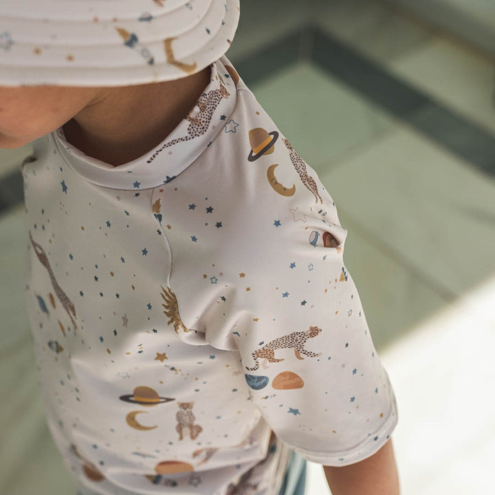 That's Mine Sami UV bade t-shirt - Leo espace - 85% Recycle polyester / 15% Elastane Buy Tøj||Badetøj||Udsalg||Alle||Udsalg - tøj||Forår og sommer 2025||alt minus sløjfe||Spring25||New in for the boys||Leo Espace||Udsalg - Forår & sommer '25||Udsalg - badetøj||Summer Bundle||mette-sale here.