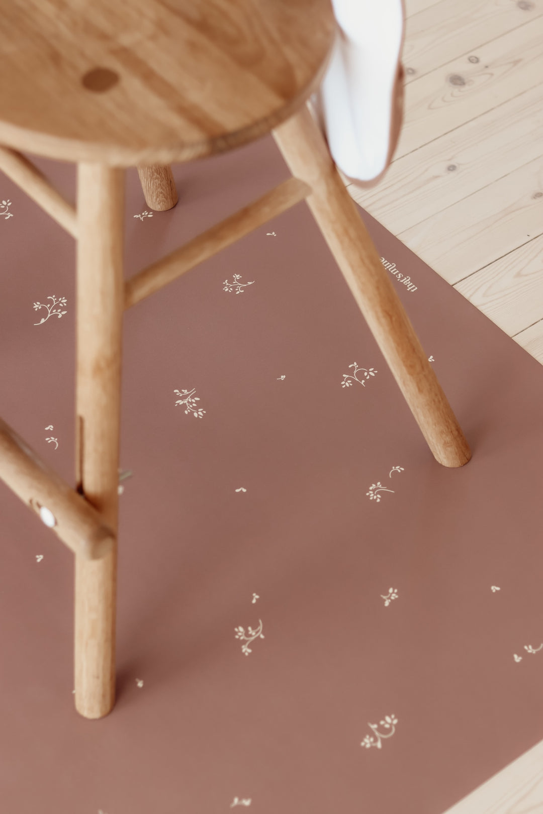 That's Mine Stoleunderlag - Secret garden cocoa - 100% Vinyl Buy Bolig & udstyr||Spisetid||Stoleunderlag||Summer Sale||Alle||LIVESHOPPING D.2/5||3 for 2||Dream black week||alt minus sløjfe||Udsalg - spisetid||mette-sale here.