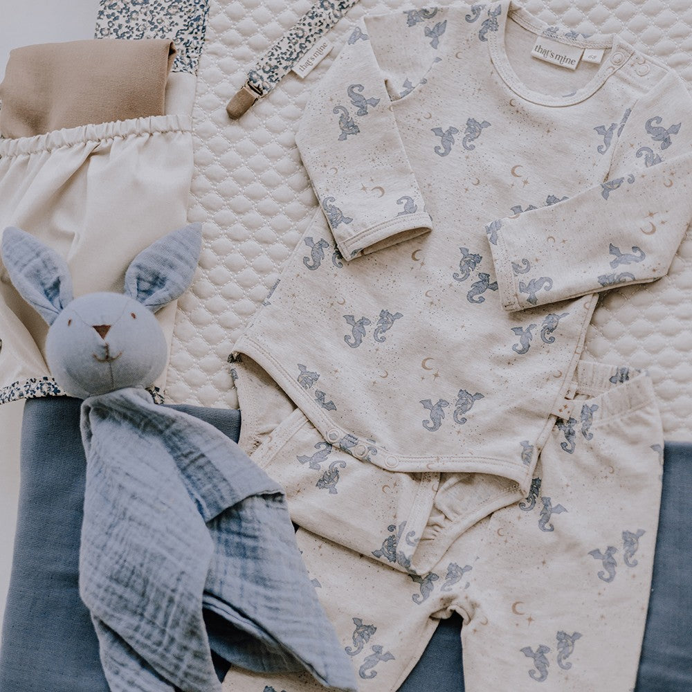 That's Mine Ami nusseklud - Blue bunny - 90% Organic cotton / 10% Recycled polyester Buy Legetid||Bamser og nusselegetøj||Nusseklude||Summer Sale||Alle||Favoritter||Udsalg - Legetid||alt minus sløjfe||5 for 399||NOOS||Påskebundle||Summer Bundle||mette-sale here.