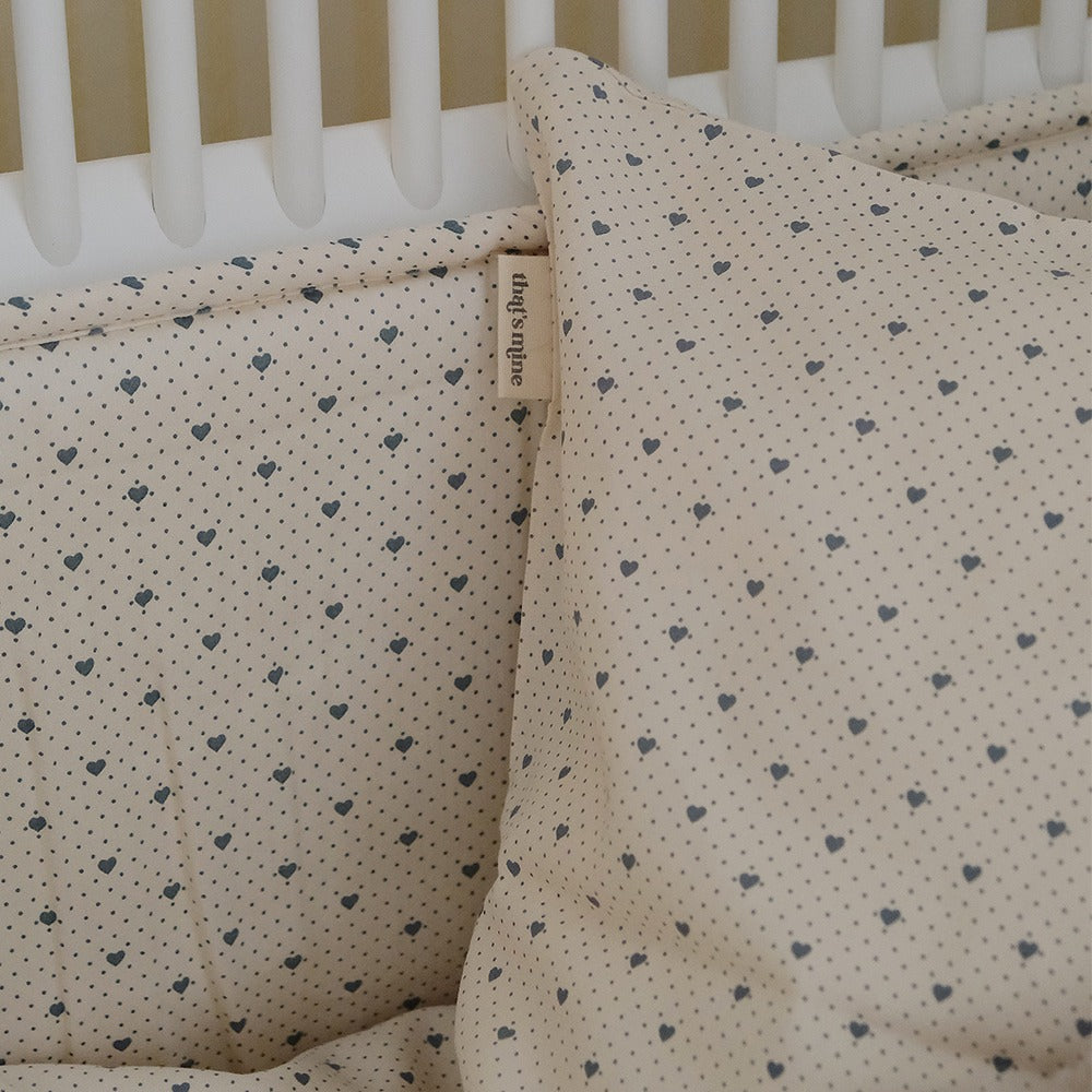That's Mine Lotus sengerand - Lots of love sky - 65% Organic cotton / 35% Recycled polyester Buy Sovetid||Sengerande||Alle||Favoritter||personale||EfterÄr og vinter 2024||Lots of love||alt minus slÞjfe||NOOS||mette-sale here.
