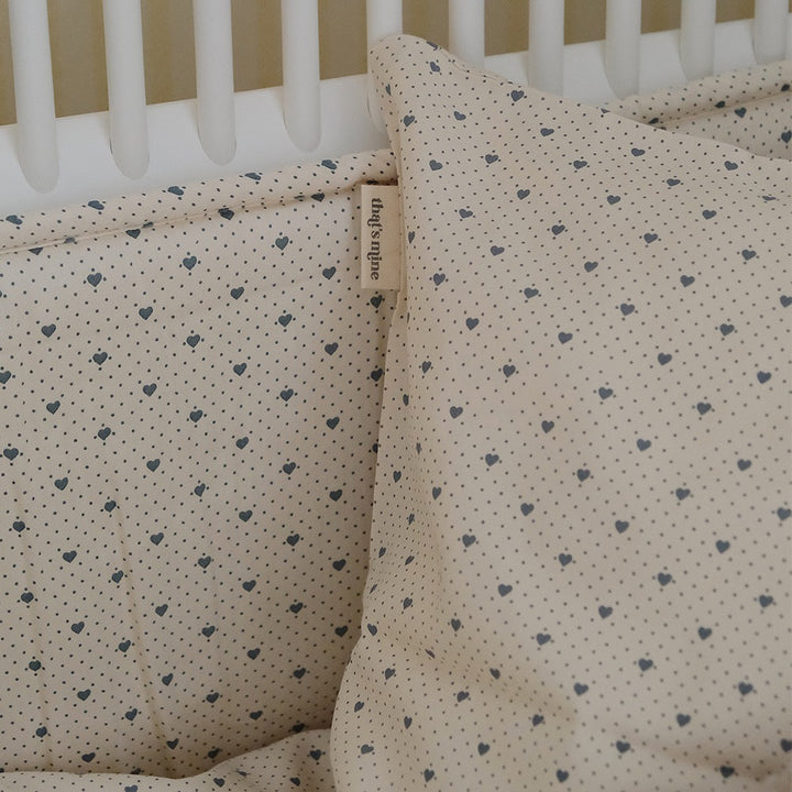 That's Mine Lotus sengerand - Lots of love sky - 65% Organic cotton / 35% Recycled polyester Buy Sovetid||Sengerande||Alle||Favoritter||personale||EfterÄr og vinter 2024||Lots of love||alt minus slÞjfe||NOOS||mette-sale here.