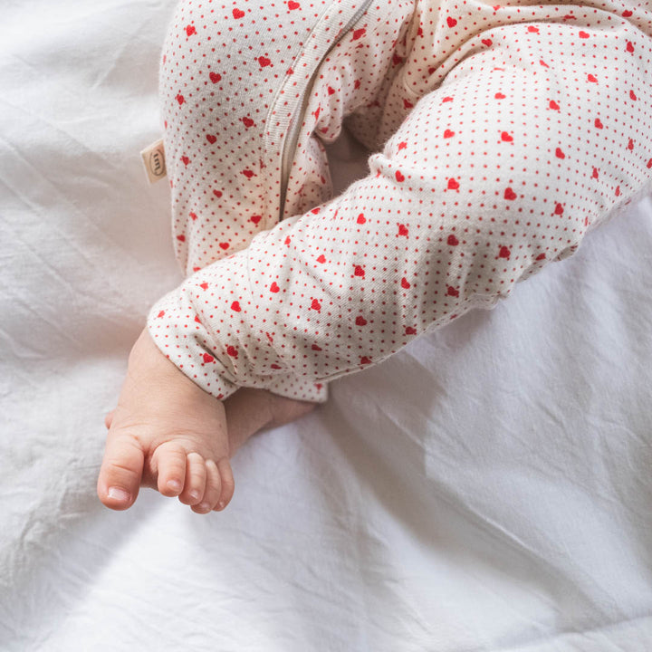 That's Mine Elliotte onesie - Lots of love red - 48% Organic cotton / 47% Modal / 5% Elastane Buy Tøj||Overdele||Onesies||Summer Sale||Alle||Basics||Udsalg - tøj||Forår og sommer 2025||alt minus sløjfe||Spring25||Lots of love red||Udsalg - Forår & sommer '25||Summer Bundle||mette-sale here.