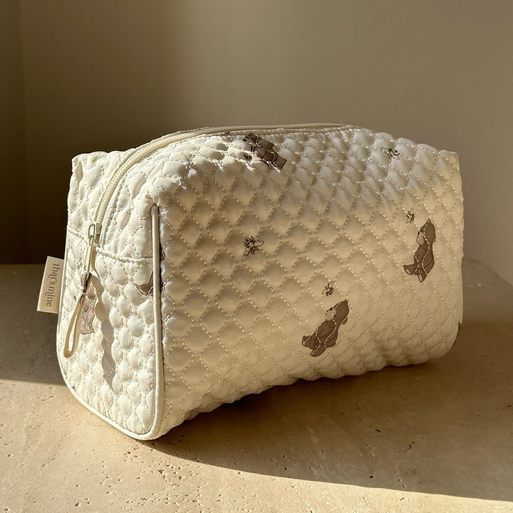 That's Mine Vigga toilettaske - Bees and bears - Outer: 100% Recycled polyester Lining: 100% Polyester Buy Amning & pusletid||Pusle||Toilettasker||Alle||Favoritter||personale||Bees and bears||AW24 - VIP adgang||EfterÄr og vinter 2024||Gaver under 200 kr.||alt minus slÞjfe||NOOS||Rejseklar||mette-sale here.