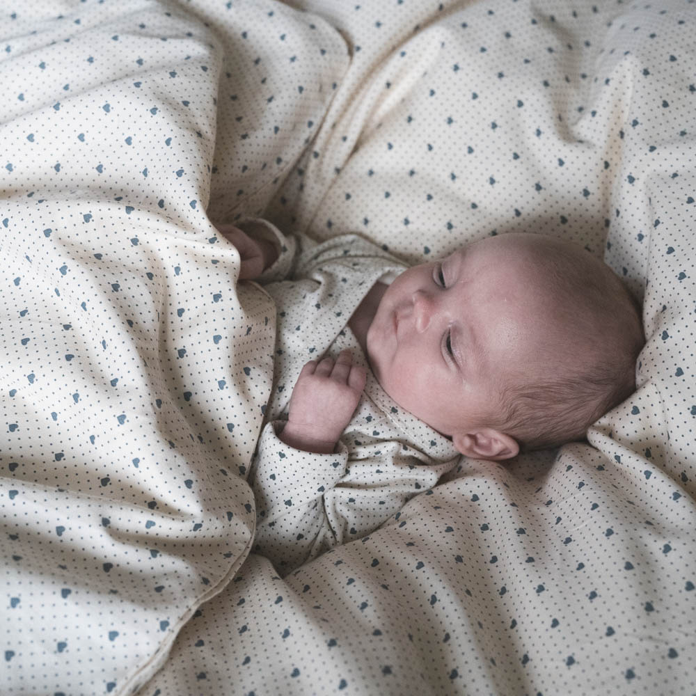 That's Mine Levi sengetøj - Lots of love sky - 100% Organic cotton Buy Sovetid||Sengetøj||Alle||Favoritter||personale||Efterår og vinter 2024||Lots of love||alt minus sløjfe||NOOS||Del dine øjeblikke here.