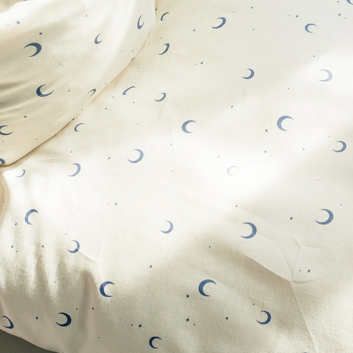 That's Mine Levi sengetøj - Calm moon blue - 100% Organic cotton Buy Sengetøj||Udsalg||Alle||Forår og sommer 2025||alt minus sløjfe||Spring25 here.
