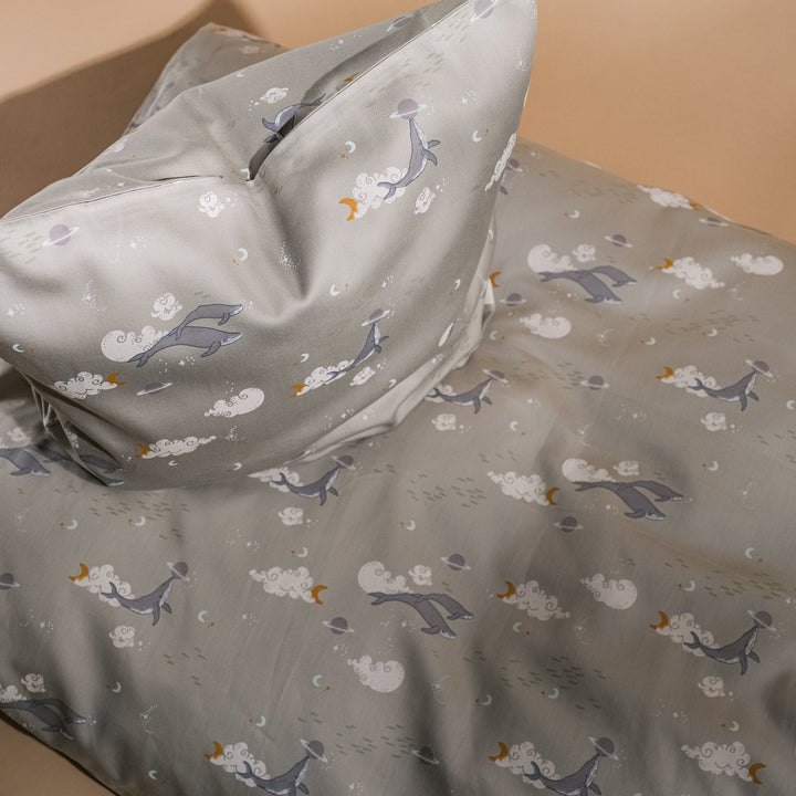 That's Mine Levi sengetøj - Cete sky - 100% Organic cotton Buy Sovetid||Sengetøj||personale here.