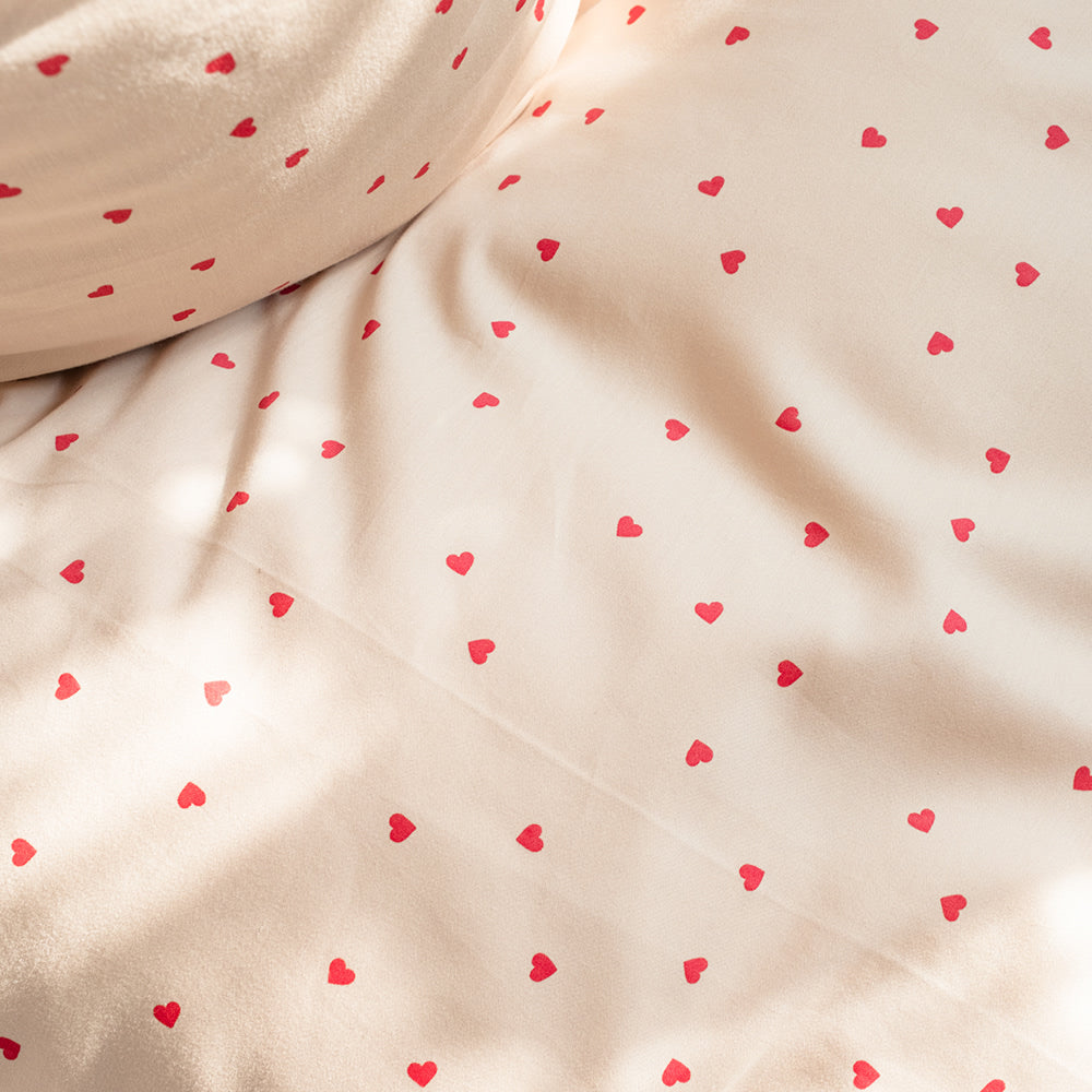 Levi bedding - Love dust red