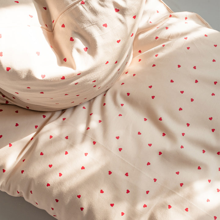 That's Mine Levi sengetøj - Love dust red - 100% Organic cotton Buy Sengetøj||Udsalg||Alle||Forår og sommer 2025||alt minus sløjfe||Spring25 here.