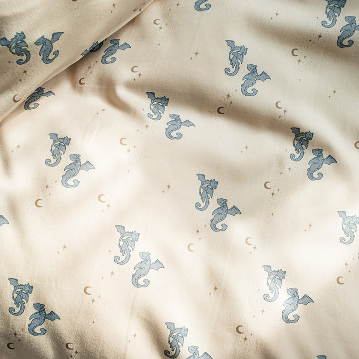 That's Mine Levi sengetøj - Luna Dragons - 100% Organic cotton Buy Sengetøj||Alle||personale||Forår og sommer 2025||alt minus sløjfe||Spring25 here.
