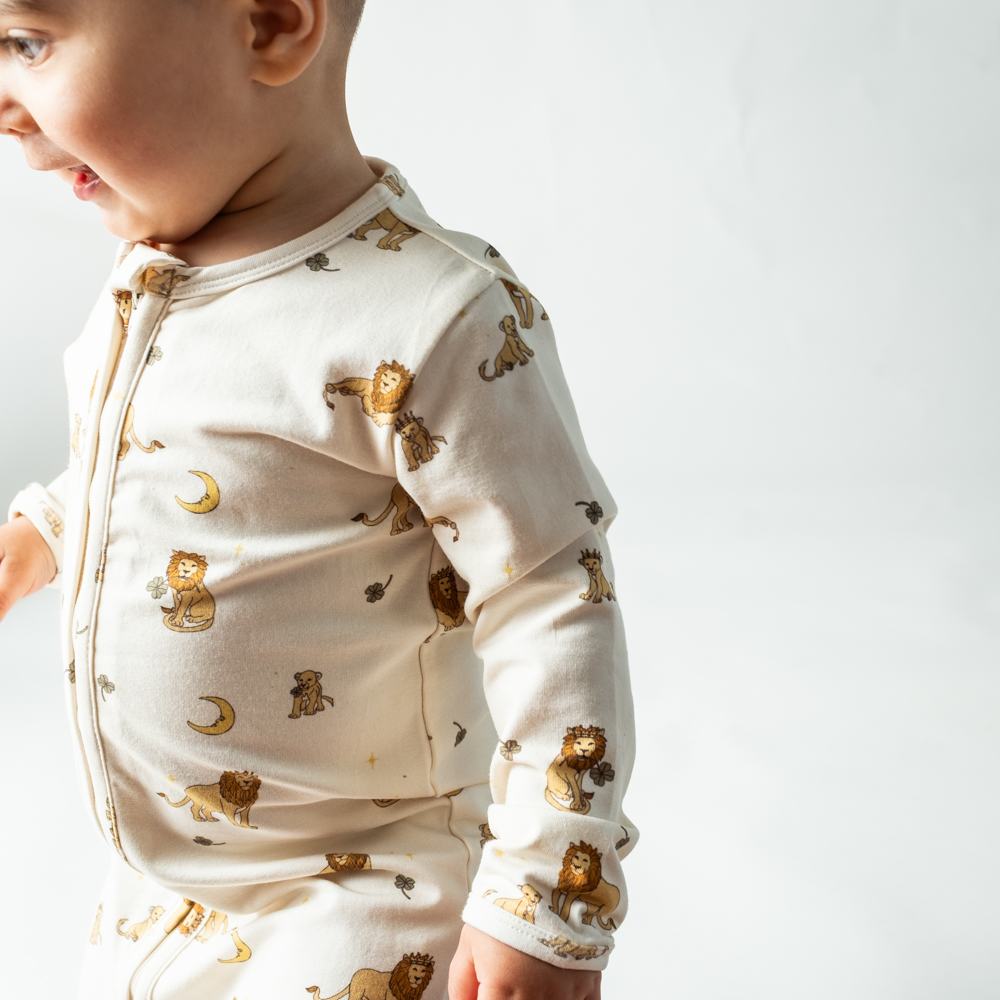 That's Mine Elliotte onesie - Lion - 48% Organic cotton / 47% Modal / 5% Elastane Buy Overdele||Onesies||personale||Basics here.