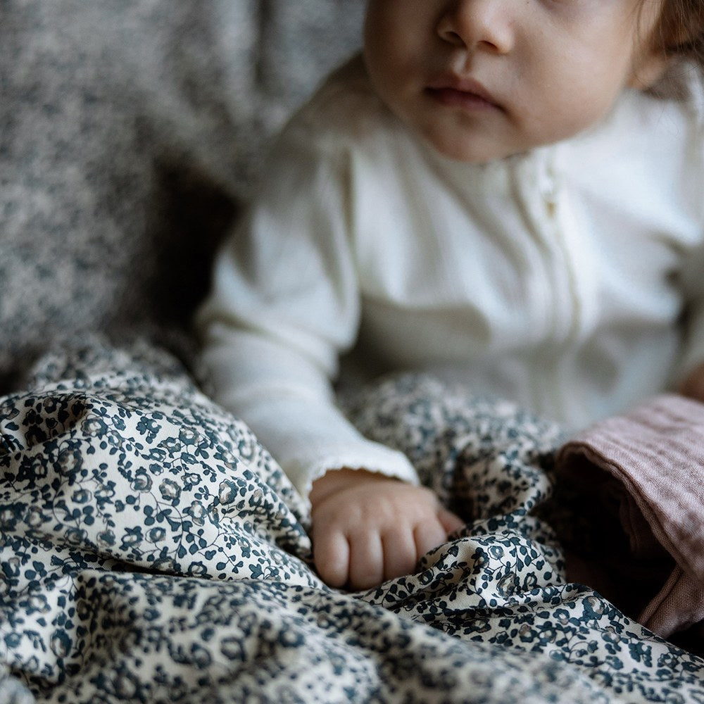 That's Mine Levi sengetøj - Flores blue - 100% Organic cotton Buy Sovetid||Sengetøj||Udsalg||Alle||personale||Udsalg - Sovetid||alt minus sløjfe||Online exclusive here.