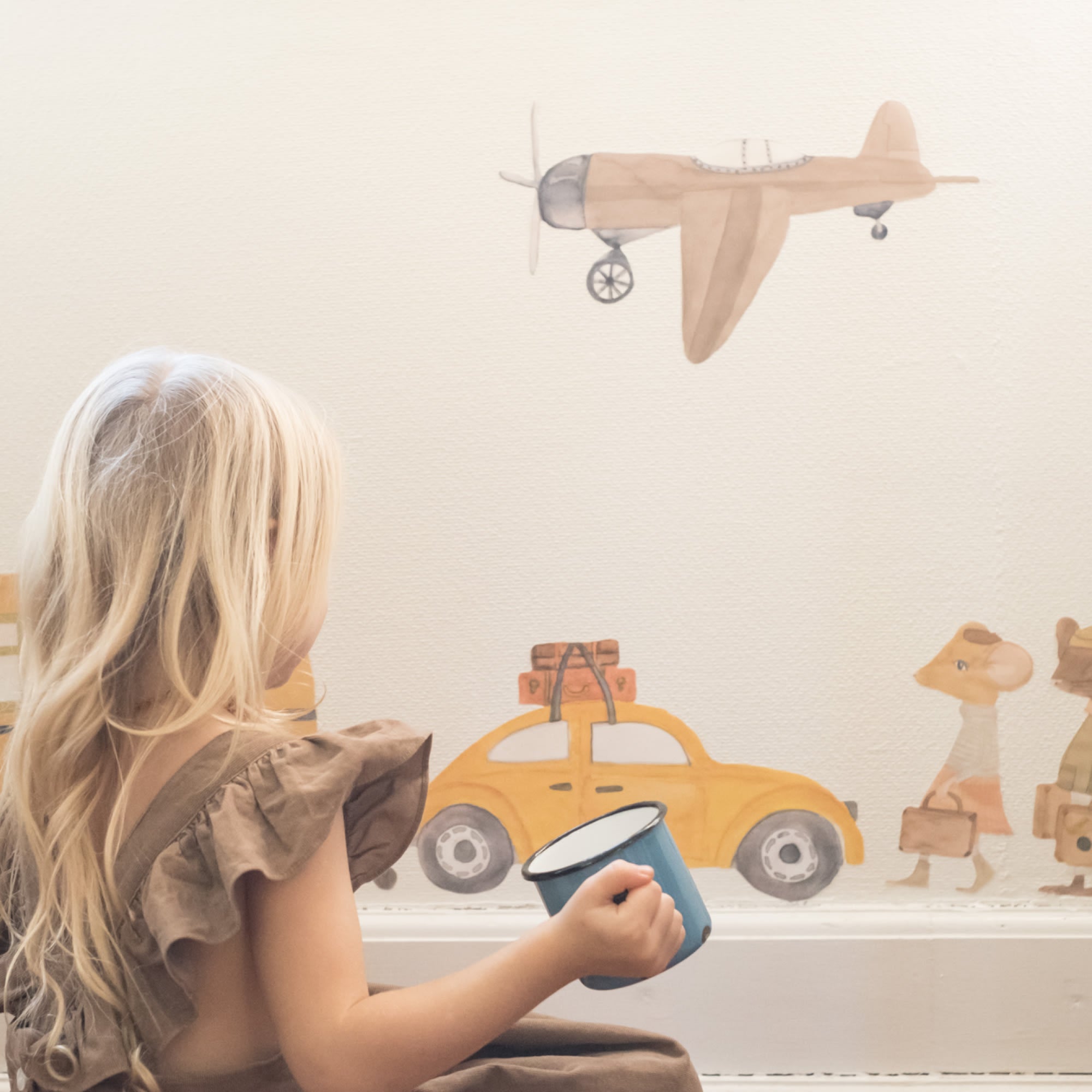 That's Mine Wallsticker Sophia the Traveler - Beige - 100% Textile foil Buy Bolig & udstyr||Børneværelset||Wallstickers||Udsalg||Alle||Wallsticker - bundle||Udsalg - bolig||alt minus sløjfe||Wallsticker - 3 for 2||Wallstickers - mus||Påskebundle||Summer Bundle||August bundle||mette-sale here.