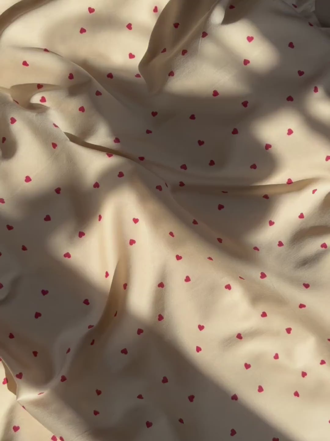 Levi bedding - Love dust red