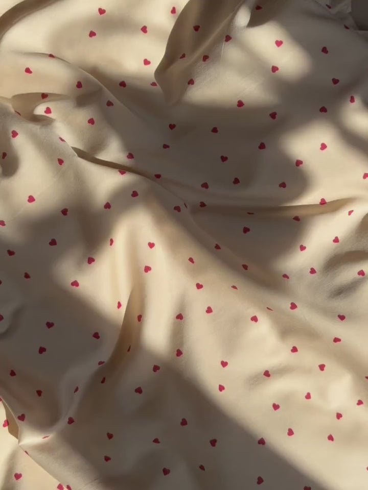 Levi bedding - Love dust red
